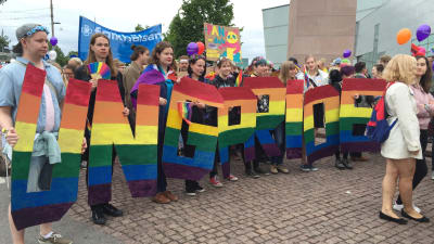 Ung Pride från Regnbågsankan deltog i Prideparaden i Helsingfors den 1 juli 2017.