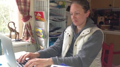 sara hellsten sitter vid sin dator
