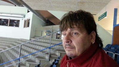 Kenneth Westerback sitter på läktaren i vasa ishall
