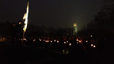 Högstadieelever från Norsen uppvaktar på självständighetsdagen vid hjältegravarna i sandudd 2014