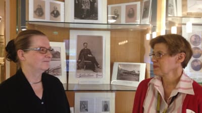 Catherine af Hällström och Anne Andersson på Åbo Akademis bibliotek