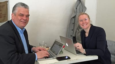 Johan Sundström och Johanna Stenback utreder förutsättningarna för ett kreativt centrum i Vasa.