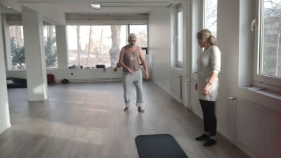 Fight Backs träningssal i Åbo. Jaswinder Jhutti och Ann-Christine Jansson-Jhutti tränar