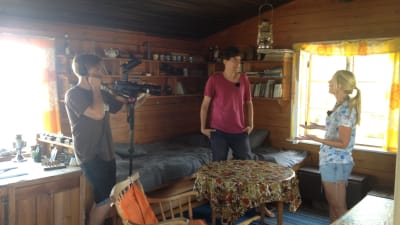 Sofia Jansson intervjuas inne i huset på Klovnharun