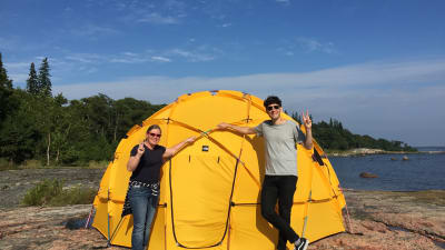 Kasper står vid ett gult geodetiska kupoltält