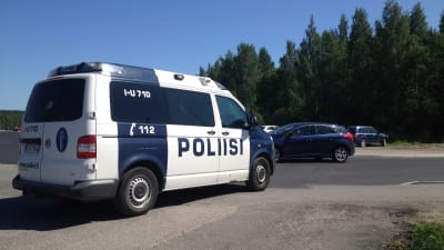 Polisbil parkerad i Näse i Borgå