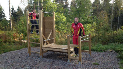 Henrik Malmberg och Maria Ljungqvist provar utomhusgymmet i Västerby friluftsområde.
