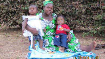 Lukogo Byonas hustru Bahati Mwajuma med två av deras barn, tvillingarna. 2014.