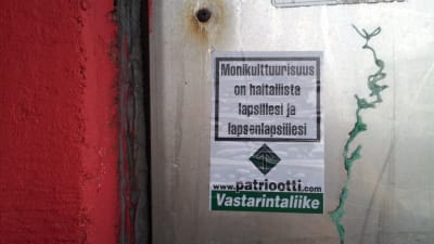 Klisterlapp med rasistiskt budskap.
