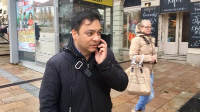 Attila Babos talar i telefon medan han står på gatan i den ungerska staden Pecs