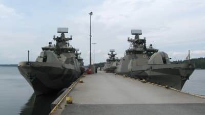 Hamina-klassens robotbåtar i marinens hamn i Obbnäs, Kyrkslätt.