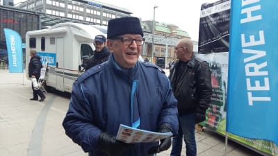 Paavo Väyrynen delar ut broschyrer på Narinkens torg