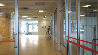 Ett väntrum vid en busstation.