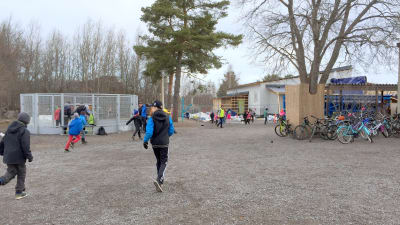 Skolelever på skolgården i Kvevlax skola.