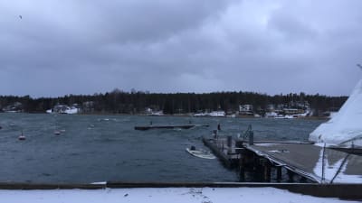 En mindre motorbåt ligger under vattenytan och en brygga har slitit sig i västra hamnen i Mariehamn under nattens storm.