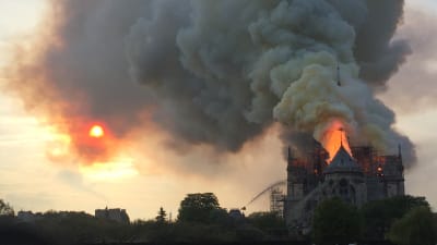 Notre-Dame brinner.