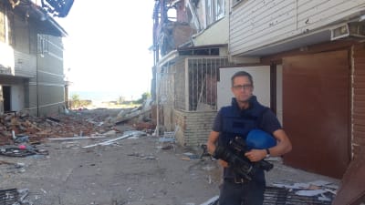 Antti Kuronen på beskjuten gata i östra Ukraina.