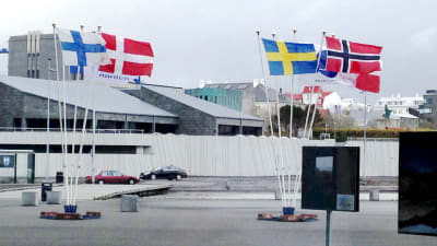 Nordiska flaggor vajar utanför Harpa-kulturhuset i Reykjavik