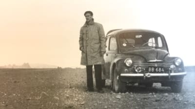 Svartvit bild av en man bredvid en bild på 1950-talet.