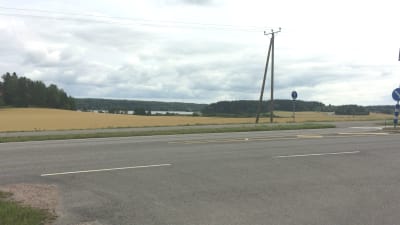 En väg och ett landskap.