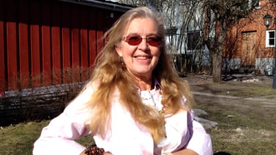 kvinna på bänk utomhus