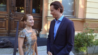 Saara Inkinen och Topi Lehtipuu diskuterar utanför Donnerska Institutet i Åbo