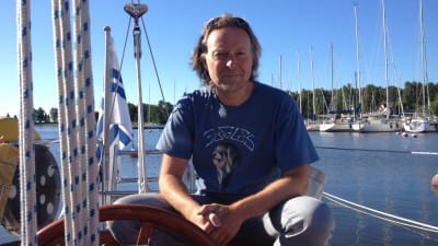 Hasse Eriksson har inga svårigheter med att navigera längs den österbottniska kusten.