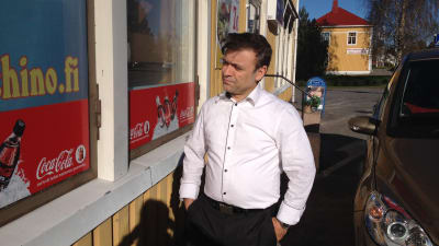 Ahmad Rohaani utanför sin restaurang i Vörå.