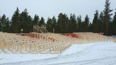 Läktaren för friluftspjäsen Okänd soldat i Harparskog i Hangö håller på att byggas.