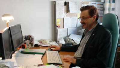 Företagaren Staffan Sundström vid sitt arbetsbord i Pargas.
