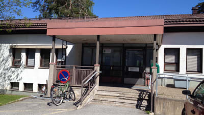 Ingången till Raseborgs avvänjningsklinik i Ekenäs.