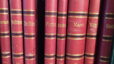 Filosofiböcker i en hylla