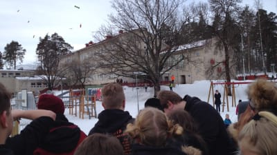 Abiturienter från Karis-Billnäs gymnasium firar penkis