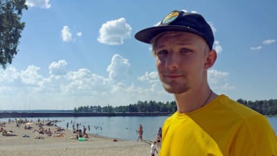 En badvakt som står på en strand.