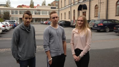 Kevin Storsjö, Arthur Österholm och Ida Holm testade det elektroniska studentprovet i modersmål.