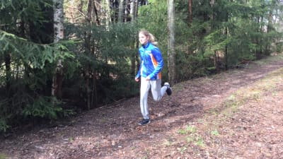Alexandra Brenner ute och orienterar i skogen.