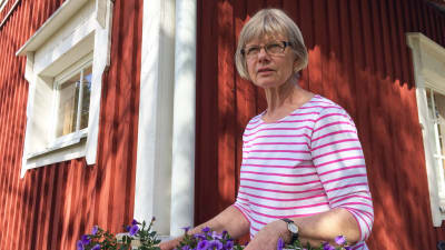 Anne-Maj Johansson utanför stuga hon hyr ut på Pellinge
