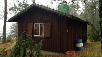 Stugan på Fårbässen i Ekenäs skärgård där Kjell Österberg trivs