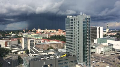 Mörka moln närmar sig Tallinns centrum bakom Gamla stan