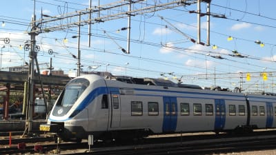 Folk åker tåg som aldrig förr, men förseningar har blivit vardag i Sverige.