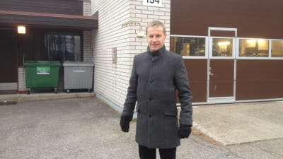 Kommundirektör Jere Penttilä i Kontiolax på brigadområdet i Kontioranta