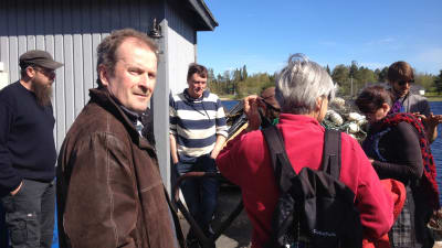 Den utländska gruppen besökte bland annat Larsmo. Thomas Snellman i förgrunden. Fiskaren Roland Semskar i randig tröja.