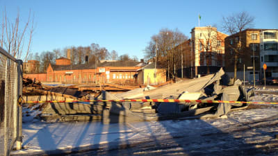 Ett område är avgränsats på grund av ett hus har rivits. I bakgrunden syns fastigheten Fixhuset i Ekenäs.