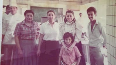 Athra al-Nawas i mitten på gammal bild från sitt undervisningskök i Irak.