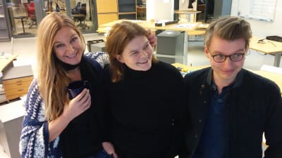 Anne Hietanen, Silja Sahlgren-Fodstad och Petter Lindberg poserar