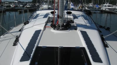 "Utsläppsfri" segelbåt med elmotor och solpaneler.