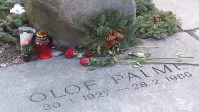 Palme är begravd på kyrkogården vid Adolf Fredriks kyrka, som ligger i samma kvarter som mordplatsen.