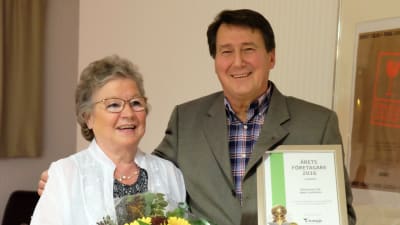 Krögarparet Gerd och Hans Lundström med diplom och blommor.