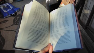 En uppslagen bok.