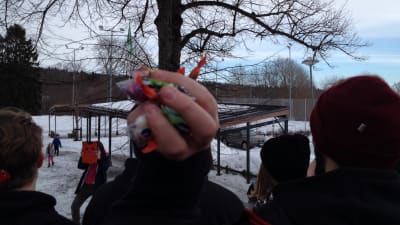 Abiturienter från Karis-Billnäs gymnasium firar penkis